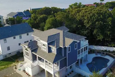 Image de Poolside Bay Haven: Steps to Sand, Beautifully Decorated, Family & Pet Friendly!