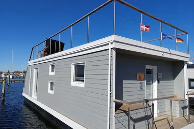 Image de Houseboat Hecht with spacious roof terrace in Marina Minde/Denmark