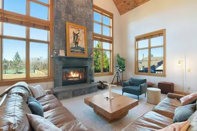 Image de Luxury Ski House minutes from Mount Snow  - 2 living areas + Pet friendly!