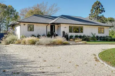 Image de Spacious and Modern North Fork Home Close to Multiple Wineries, Perfect for. . .