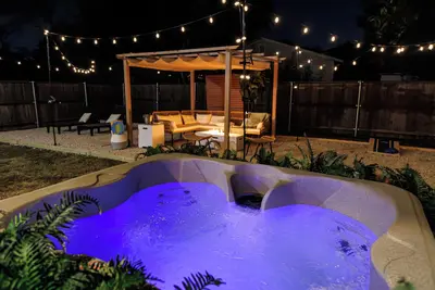 Image de Spa ~ Stunning Yard & Hot Tub ~ Prime Location
