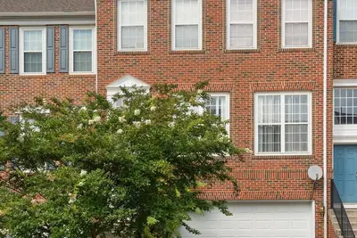 Image de Charming 4-bedroom townhome 8 min to Airport 20 min to Dc Pet friendly sleeps 14