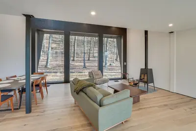 Image de Peaceful Setting: Modern Home in Highland!