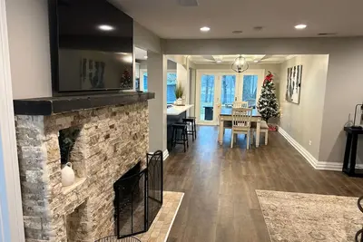 Image de Sleeps 5, Riverview, Game room, W\/D, 12 mi to Naperville, Backyard, Parking, King