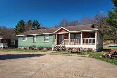 Image de The Wolf Cabin at the Riviera Resort in Neillsville, Wisconsin!