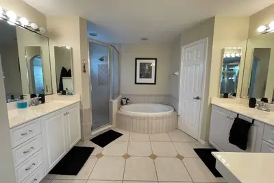 Charming 3-br cottage with WiFi, Ac in beautiful Bonita Springs. Very private