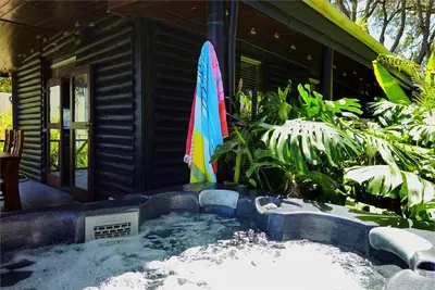 Image de The Iconic Log Cabin By the Sea- Pets welcome! Spa! Pool Table/Ping Pong!