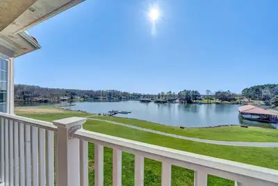 Image de \"Hook, Wine, and Sinker\" Large 5-bed lakefront villa-pool, hot tub, and courts
