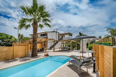 Image de Trinacrys - Holiday home, family apartment with private pool
