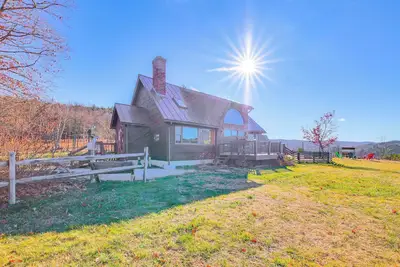 Image de Hot Tub, Fire Pit & Grill: Remote Springfield Home