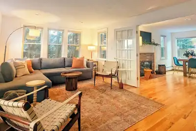 Image de Modern Cozy Cottage: Walk to Town Neck Beach, the Boardwalk & Treehouse Brewery!