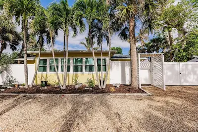 Image de Charming Sanibel home - 2 Br, 2 Bth with Pool, WiFi, Family friendly home