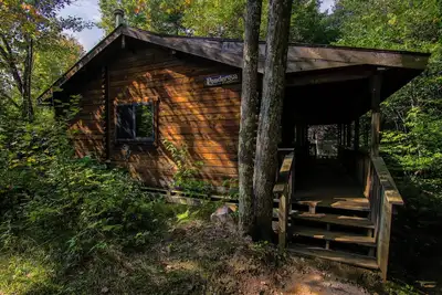 Image de 3-bedroom Riverfront Cabin close to outdoor adventure