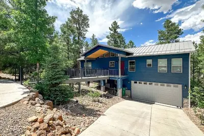 Image de Cozy Blue Cabin in the Pines