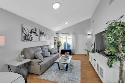 Image de New! Charming Getaway in the Heart of Arlington