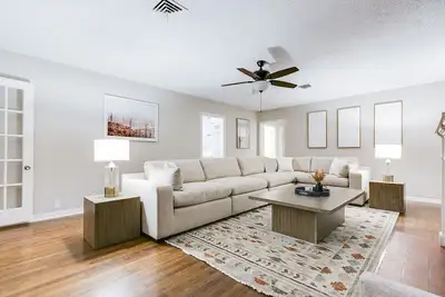 Image de 4 Br/3 Ba - Turf Backyard - New!