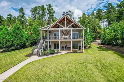 Image de Sleeps 10, Paddleboards, Canoe, Pool Table + More!