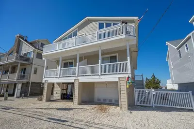 Image de Beach And Bay Views- Located in the quiet north end of Sea Isle, directly across the street to beach