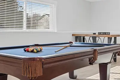 SweetHomeAway - Relaxing - Pool Table - King Bed - Modern home in Blaine