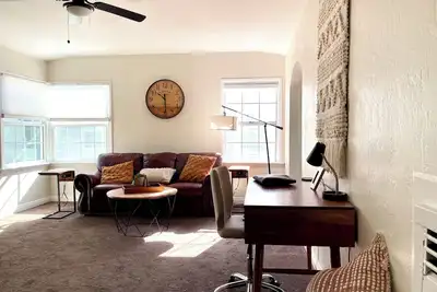 Image de Charming 2-bedroom Apt with Wfh Desk + Free Parking