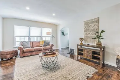 Image de Cozy 2-Bedroom Apt with Wfh Desk + Free Parking
