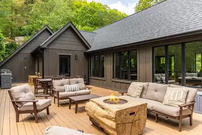 Image de Cornerstone: 100% Renovated, In-Town Boone! Hot tub, Pet Friendly, Pool Table