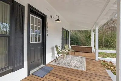 Image de Cozy cottage in charming Thompson's Station with piano and covered porch!