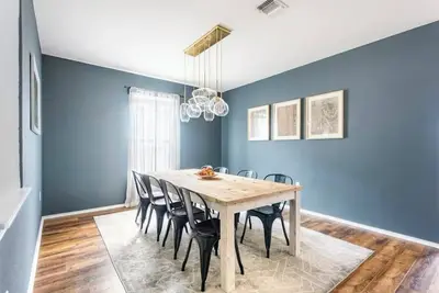 Image de Dream 4-Bedroom Oasis in Vibrant South Austin – Space, Style & Location!