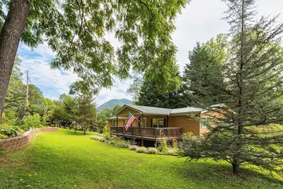 Smoky Mountain Riverfront Lodge: 4 bedrm on the Tuckaseegee River in Sylva Nc