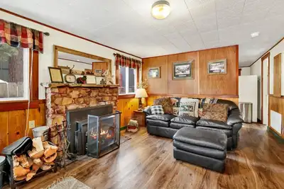 Image de Green Squirrel Chateau w/ Pool Table + Games
