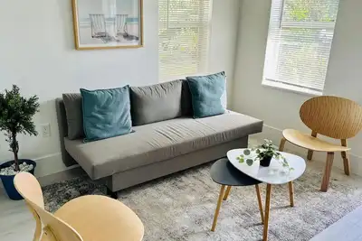 Image de Charming 3-bedroom WiFi renovated in delightful Hollywood. 8min beach 5min Lake