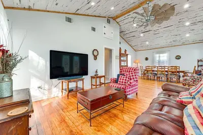 Image de Walk to Dtwn Shops & Bbq: Home w\/ Fenced Yard!