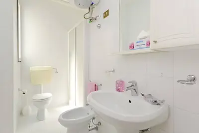 Image de Agréable appartement avec climatisation, Wifi, piscine, Tv, balcon, animaux admis et parking