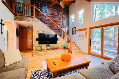 Image de Arnold’s Cozy Cabin  – Rustic-Modern Retreat Near Big Trees & Bear Valley