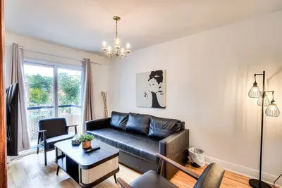 Image de Montreal Traveler's Home! Vintage & Value 2br apt!
