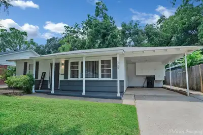 Image de Centralized Nook, 2 bedrooms, Big Backyard