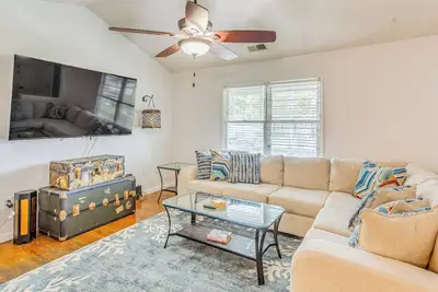 Image de 3 Mi to Ocean: Home w/ Deck in Little River!