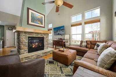Image de Epic Ski In / Ski Out Location, Hot Tub, Open Layout w/ Plush and Cozy Setting, Home Sits on Slopes