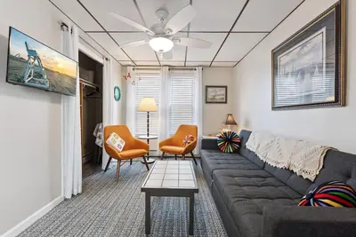 Image de 1 Bedroom Apartment with a Private Yard and Beach Access