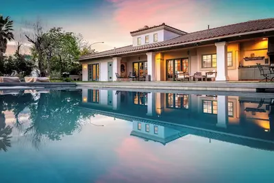 Image de Wellsona | Vineyard Retreat + Pool, Hot Tub, Views | Main Home + Guest Home