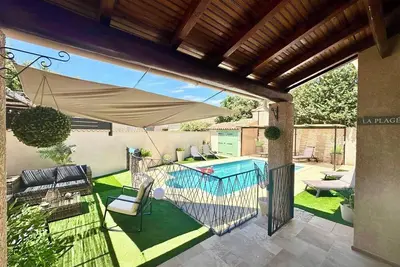 Image de Maison rénovée avec piscine, jardin, et climatisation dans toute la maison