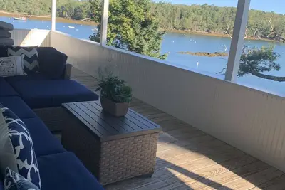 Image de Cornell Lane Cottage: Oceanfront Retreat with Private Dock & Stunning Linekin Bay Views