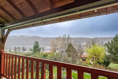 Image de Maison idéale au bord du lac avec jardin clos et parking privé, animaux admis