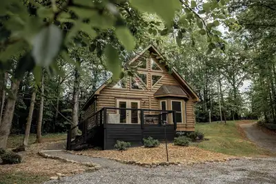 Image de The Gordie Cabin w/ Hot Tub at Halfback Hollar Farm