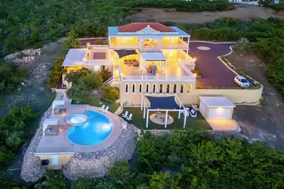 Image de Serene Xl Villa w\/ amazing views in Coral Estate - private pool & hot tub
