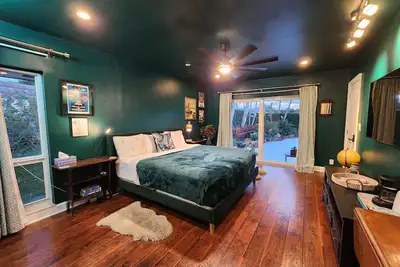 Image de Large King bedroom suite. Private Entrance. Views!