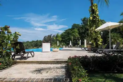 Image de Sur la plage de sable, pénard, avec une bierre et une meuf