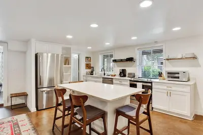 Image de The Squares of Savannah: Chic Modern Apartment on Forsyth by Lucky Savannah