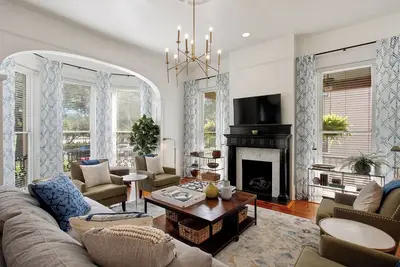 Image de The Squares of Savannah: Spacious Home Overlooking Forsyth by Lucky Savannah