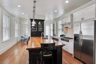 Image de The Squares of Savannah: Bright and Cheery Two-Story Digs by Lucky Savannah